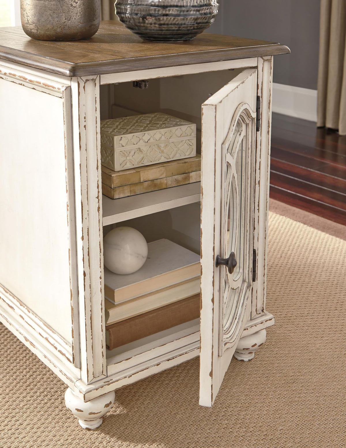 Chairside End Table with Storage Q8081
